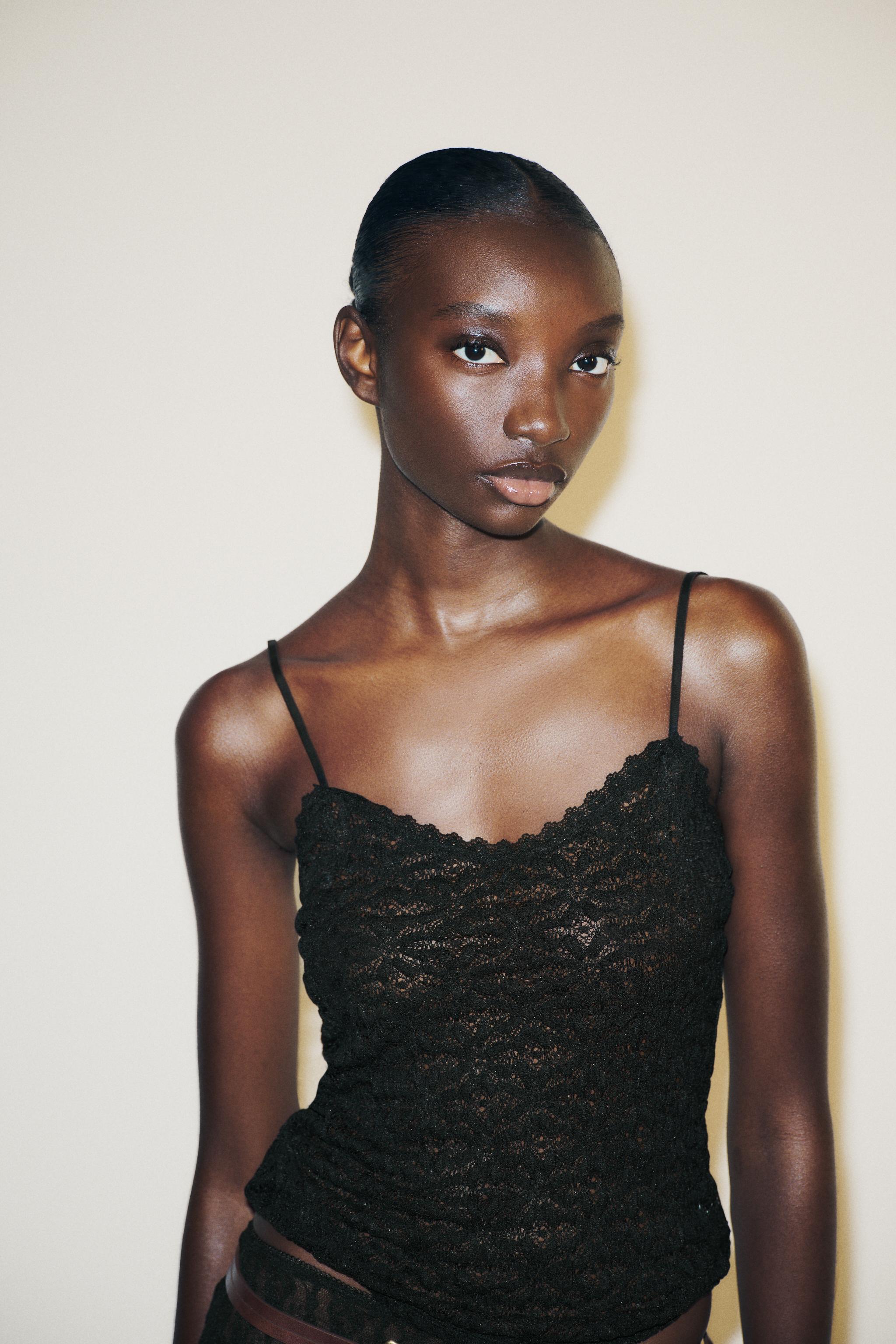 TOP EN DENTELLE À BRETELLES